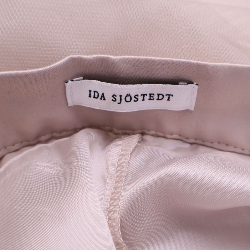 Närbild på namnetikett Ida Sjöstedt i kjolens midja