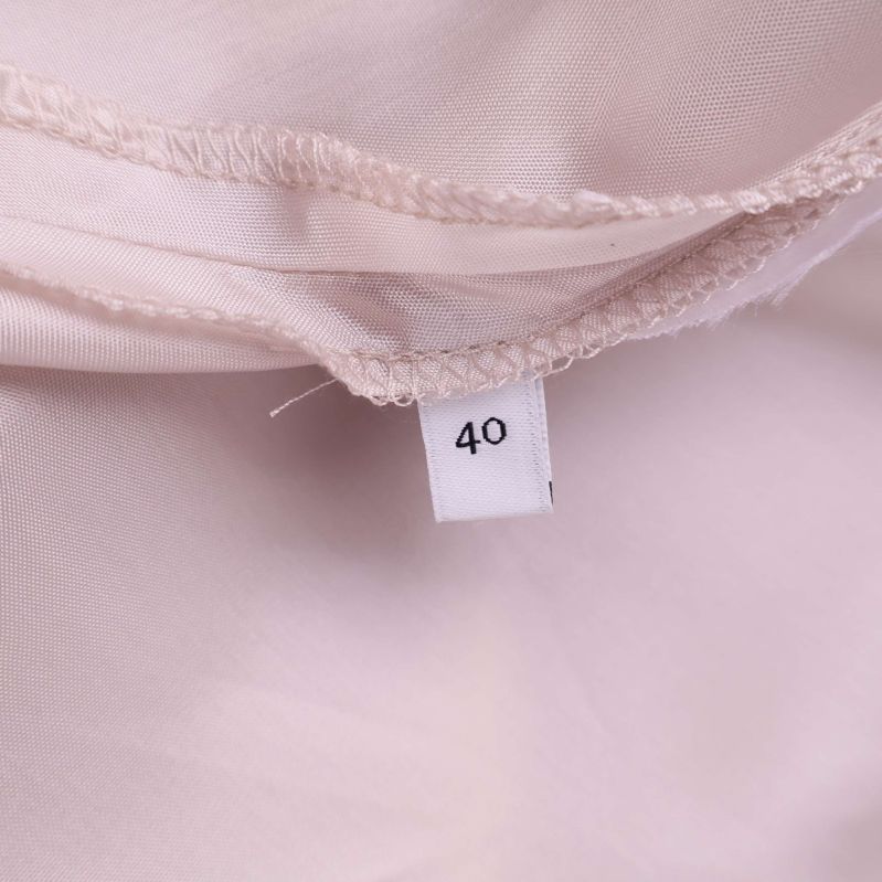 Närbild på storleksetikett med siffran 40 i midjan