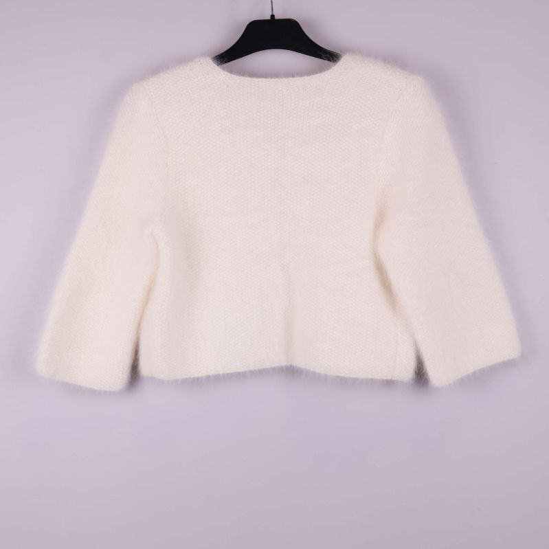 Kort vit kofta med öppen front bakifrån