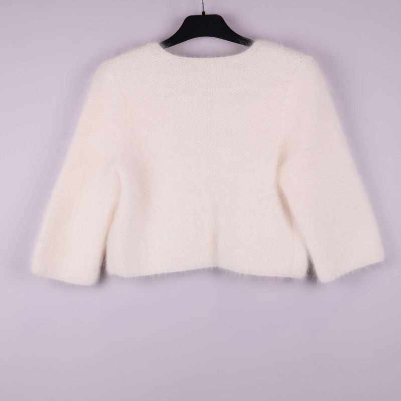 Kort vit kofta bakifrån, fokus på siluett