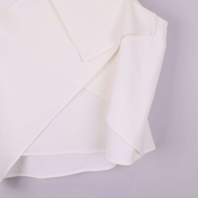 Närbild på skiktade paneler framtill nederkant