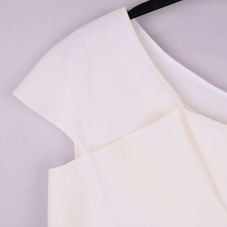 Närbild på axel med veckad asymmetrisk detalj