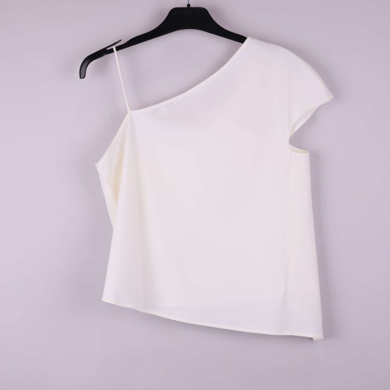 Asymmetrisk vit topp bakifrån med enaxlad design