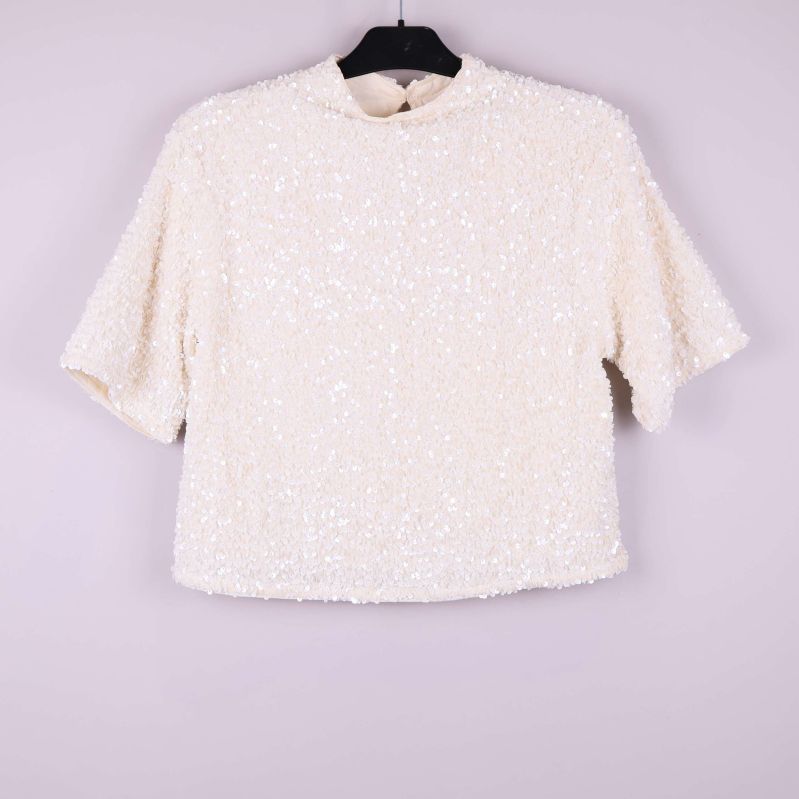 Kort topp med paljetter och halvärmar framifrån