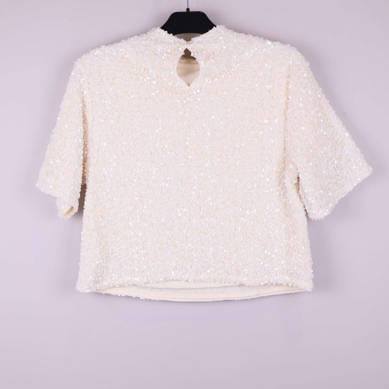 Kort topp med paljetter och knapp i nacken bakifrån