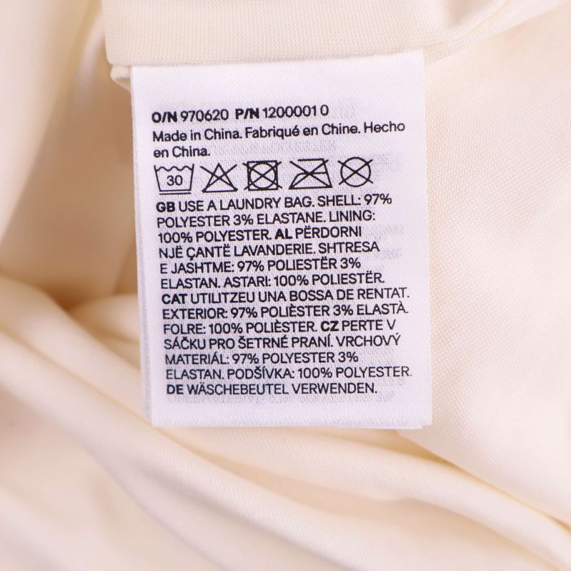 Materialetikett med information om polyester och elastan