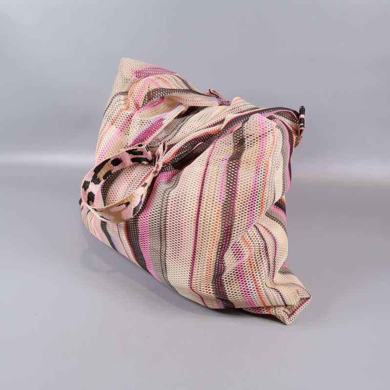 Stor randig tygväska i beige, rosa och brunt med mönstrat handtag
