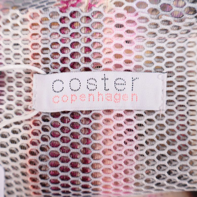 Närbild på etikett med texten coster copenhagen på meshfodral