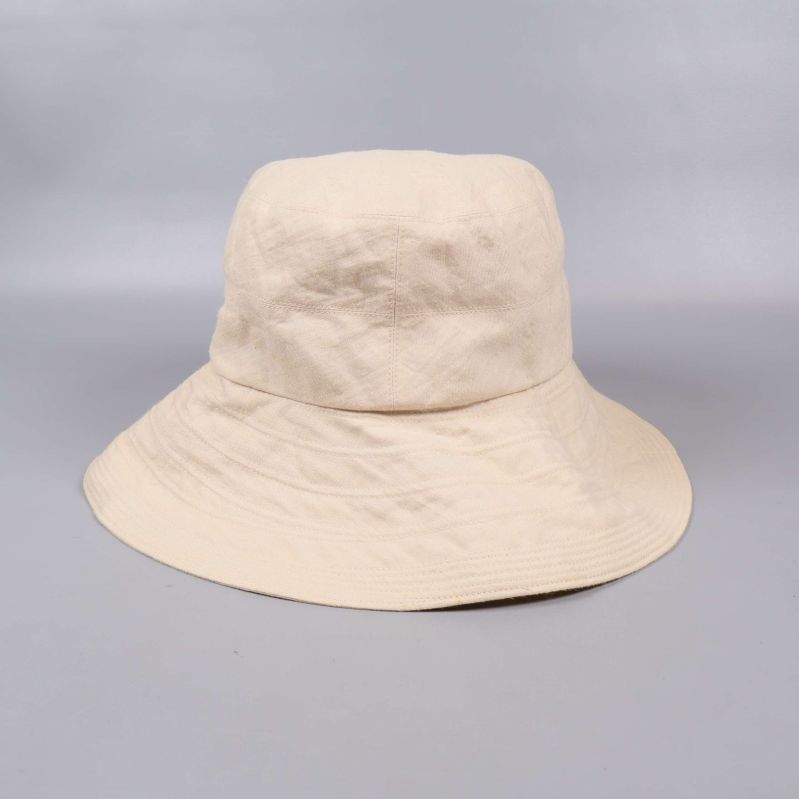 Bred beige hatt sedd rakt framifrån