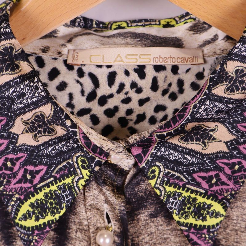 Närbild på etiketten Class Roberto Cavalli i kragen