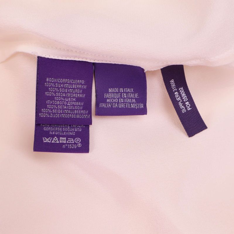 Materialetikett visar 100% silke 