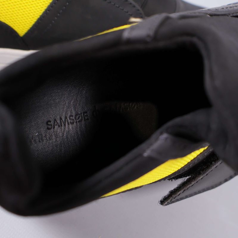 Närbild på insidan av sneakers med Samsøe Samsøe-tryck