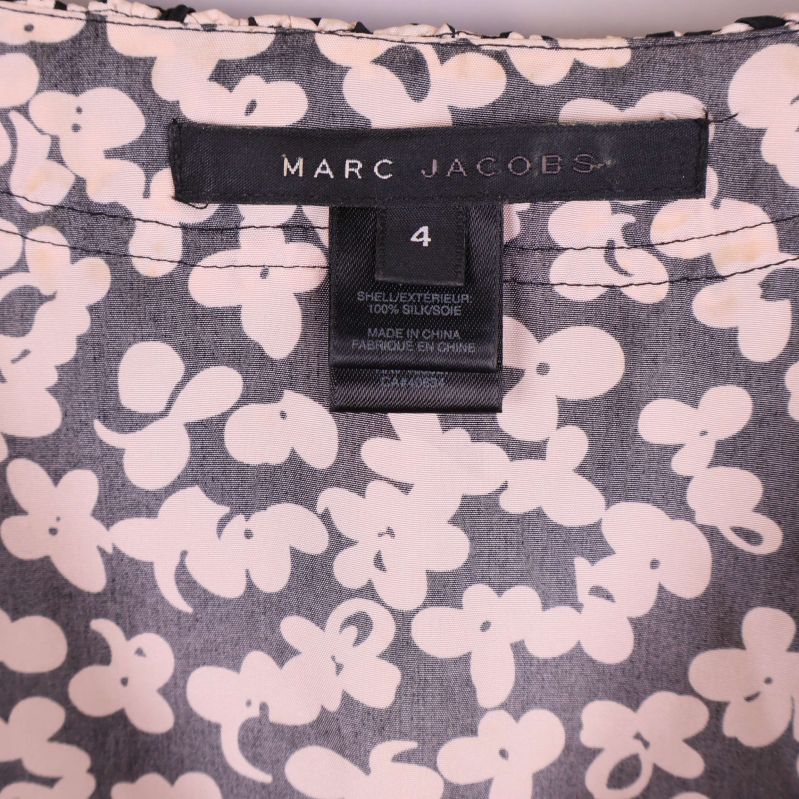 Närbild på Marc Jacobs-etikett i klänningen