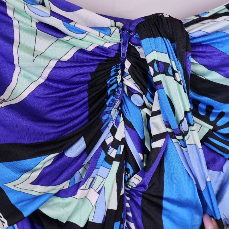 Närbild på draperad söm och dold dragkedja