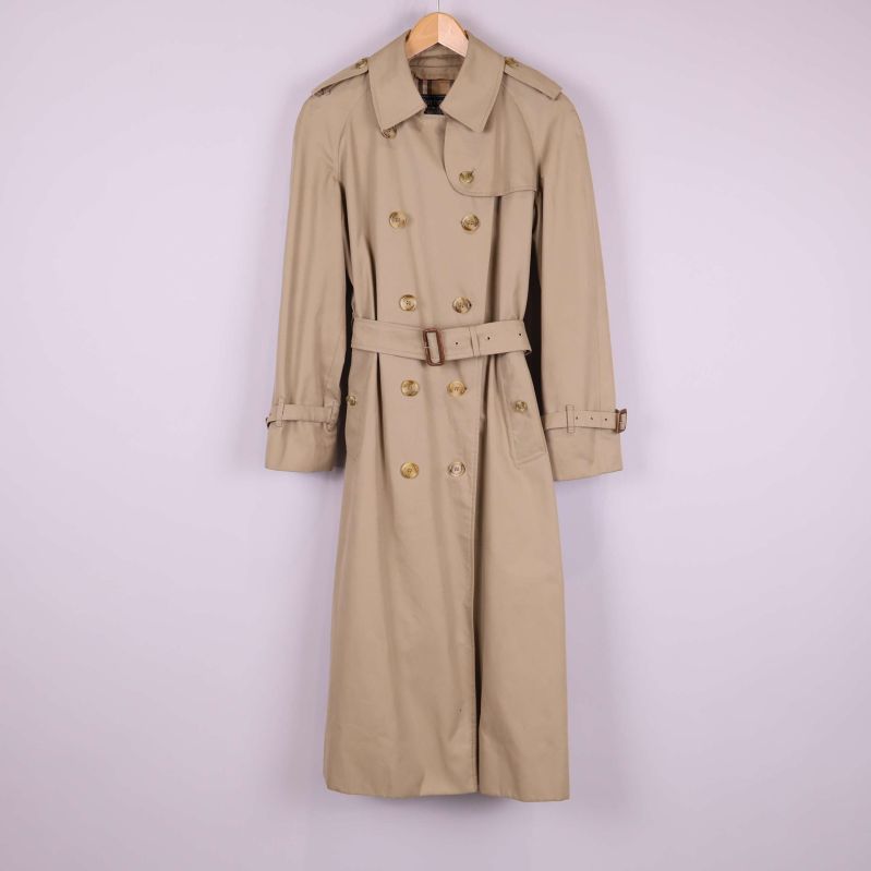Beige lång trenchcoat med bälte framifrån