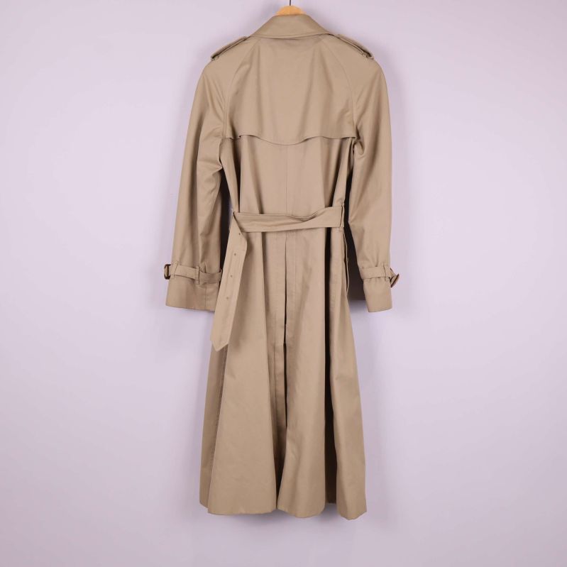 Trenchcoat bakifrån med ryggslits och axelklaffar