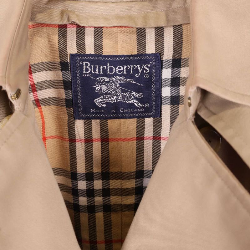 Burberrys märkesskylt på rutigt innerfoder