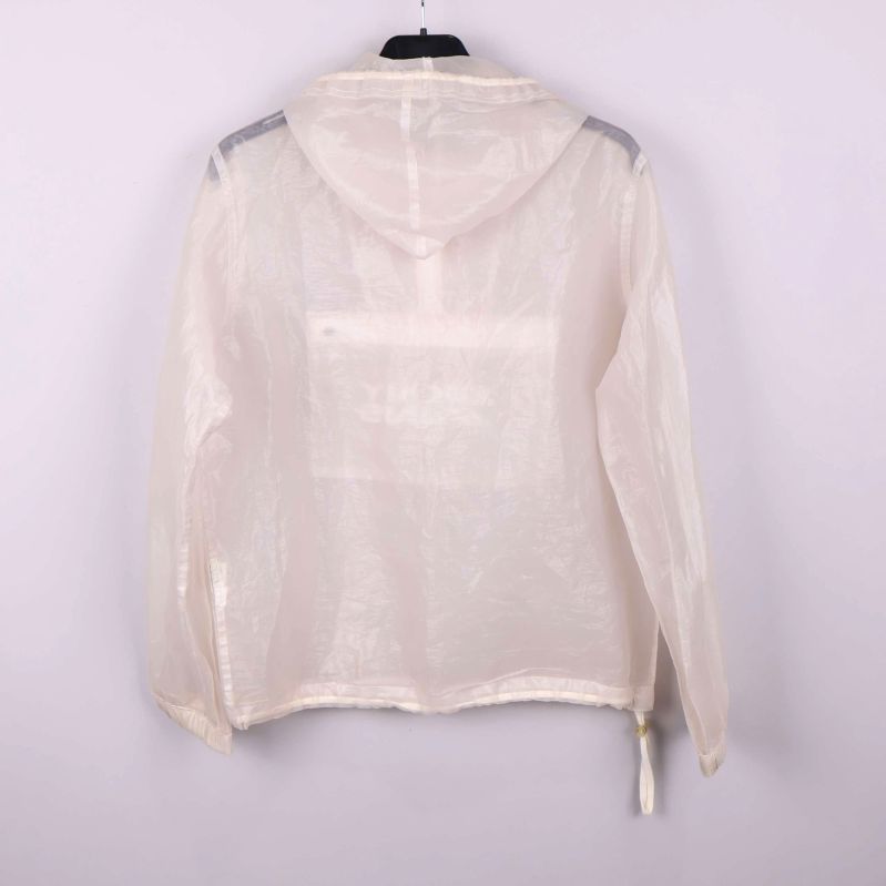 Baksida av transparent jacka med huva