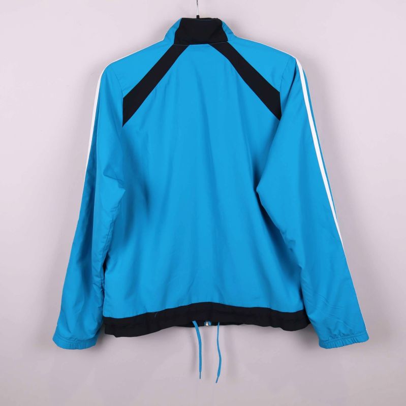 Baksidan av blå sportjacka med svarta axeldetaljer