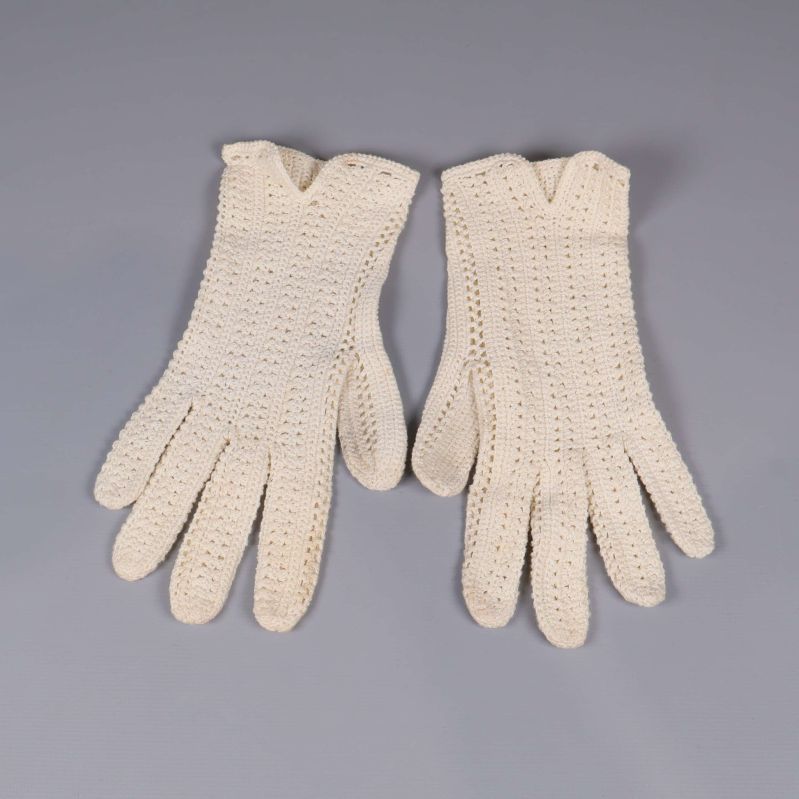 Båda handskarna utlagda med ovansida synlig