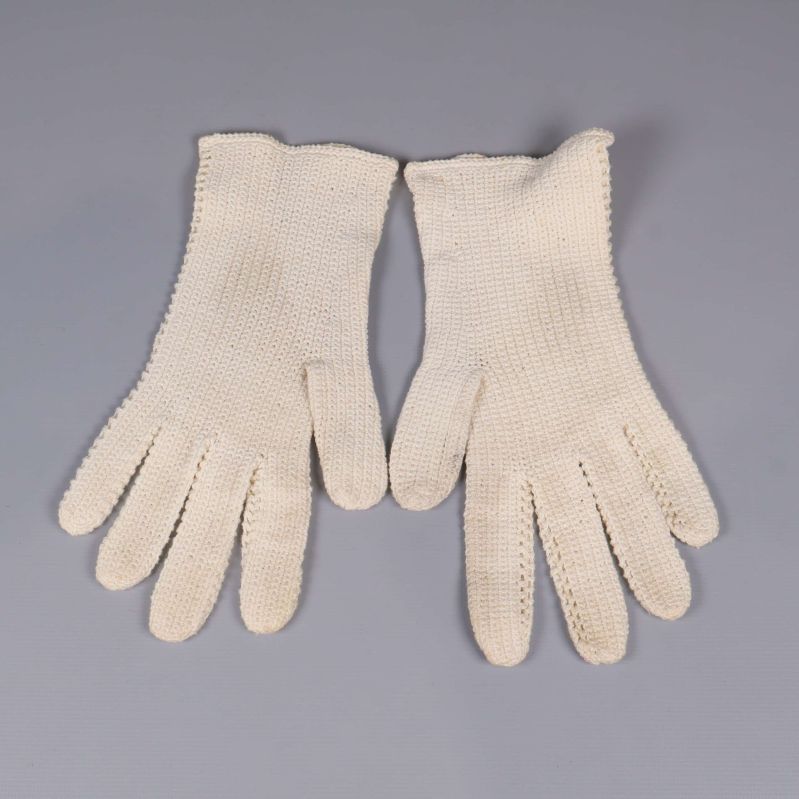 Handskarna med hela baksidan synlig på ljus yta