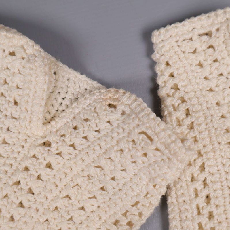 Närbild på virkade detaljer vid handskarnas öppning