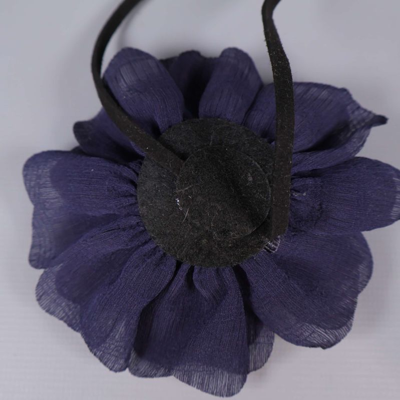 Baksida av blomhalsband och knytbart svart band