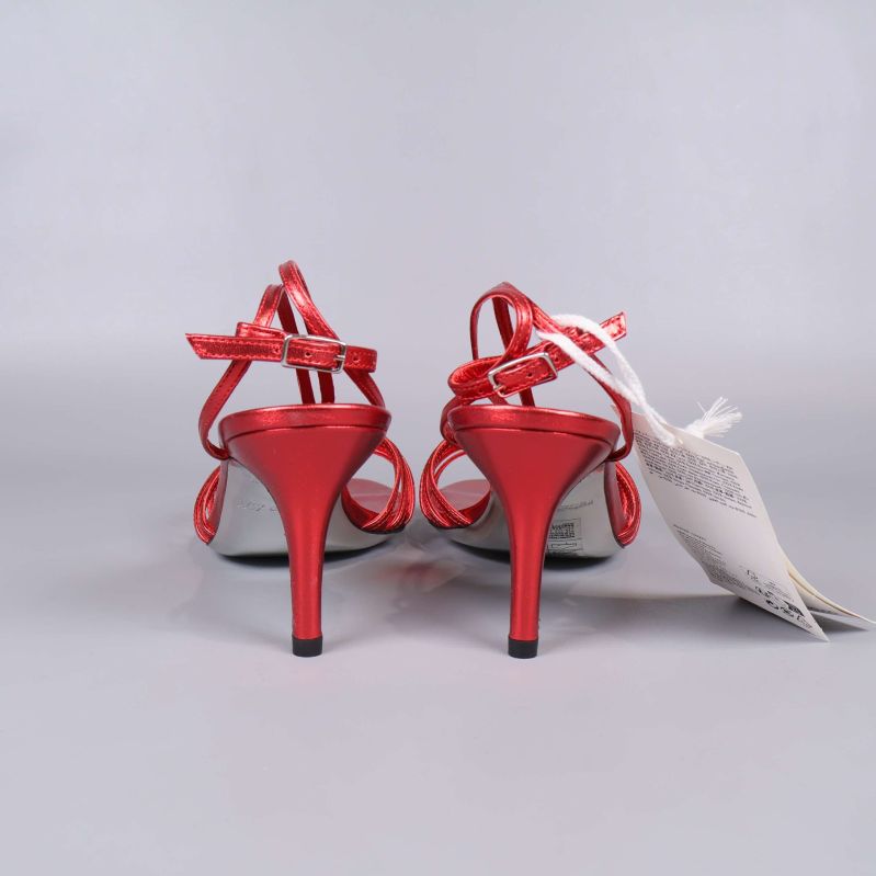 Sandaletter bakifrån, knytning runt ankeln syns