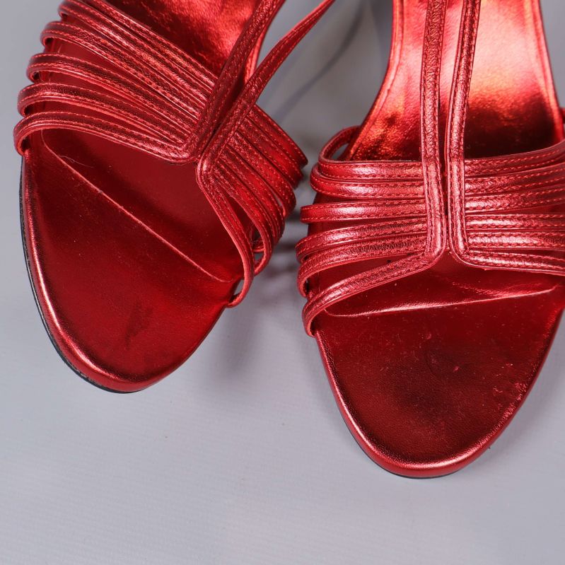 Detaljbild på sandaletternas remmar och tåparti