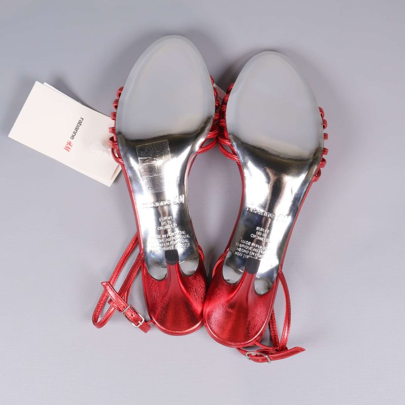 Undersida av sandaletter, visar märkning och storlek