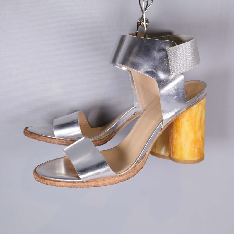 Sandaler med silverband och bred gul klack från sidan