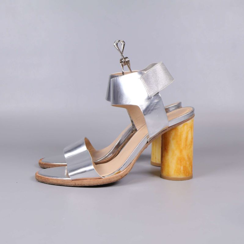 Profilbild på sandaler med silverband och hög gul klack