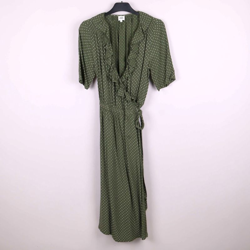 Lång grön omlottklänning med vita prickar framifrån