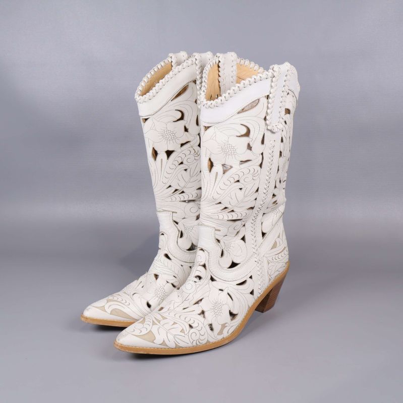 Vita boots med utskuret mönster och spetsig tå