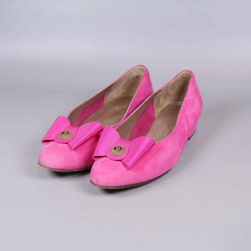 Rosa ballerinas med stor rosett och låg klack framifrån