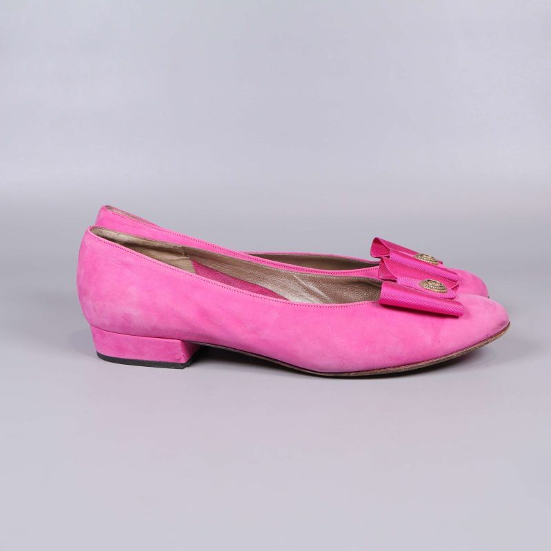 Sida av ballerina i rosa med låg klack