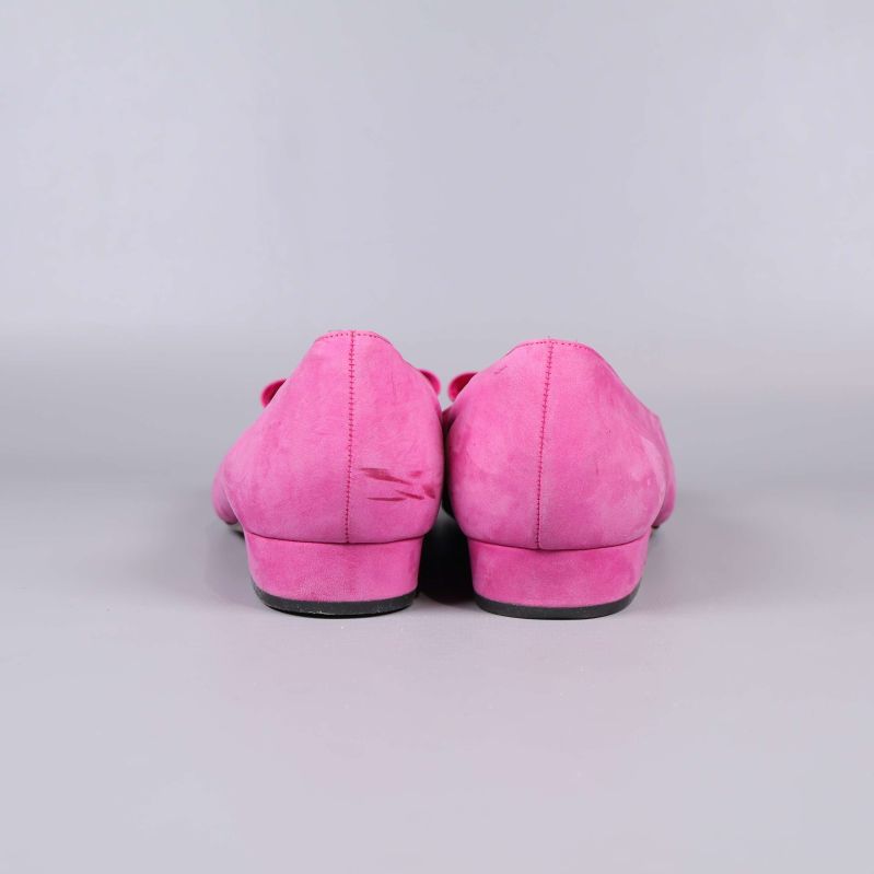 Baksidan av ballerinas i rosa ton med rundad häl