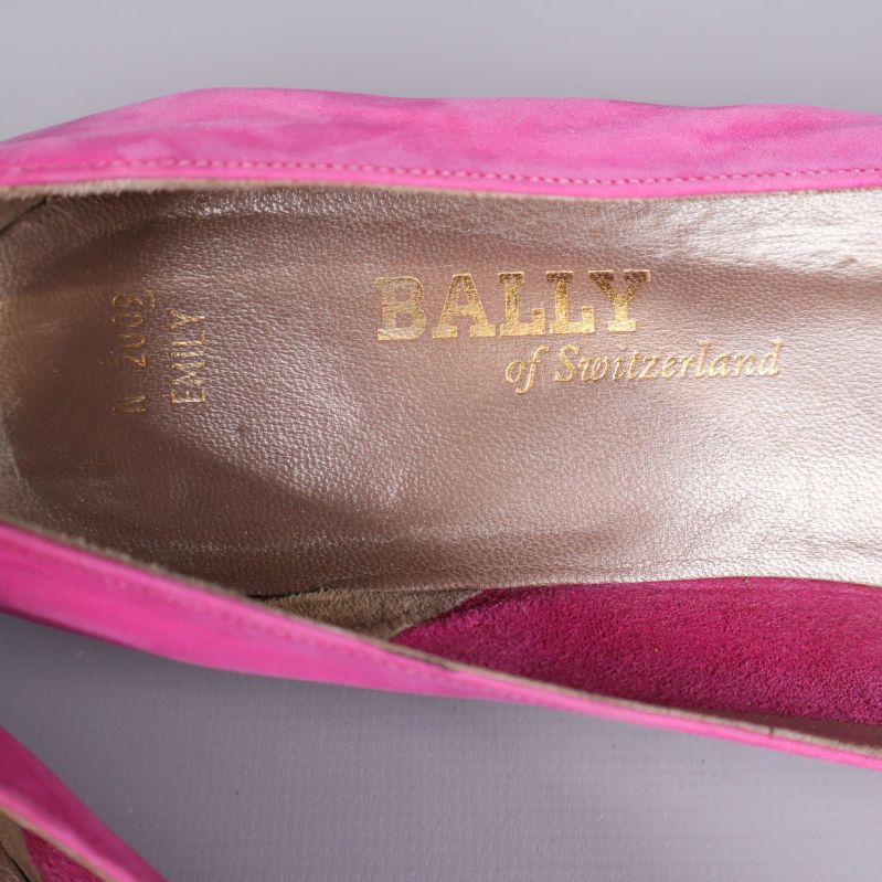 Insidan av sko med guldtext Bally of Switzerland