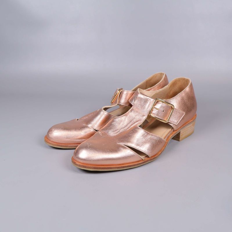 Metallic sandaletter med spännen och låg klack