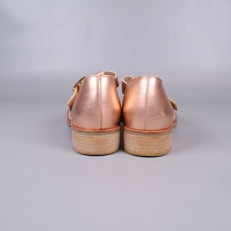 Baksida av metallsandal med träklack