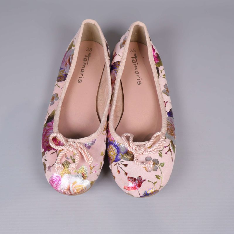 Ballerinaskor sedda uppifrån med tydligt blommönster och rosetter framtill