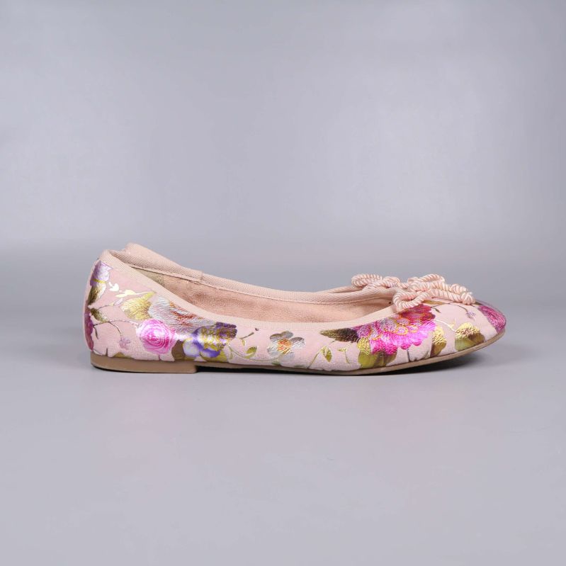 Profilvy av ballerinasko med blommigt mönster och låg klack
