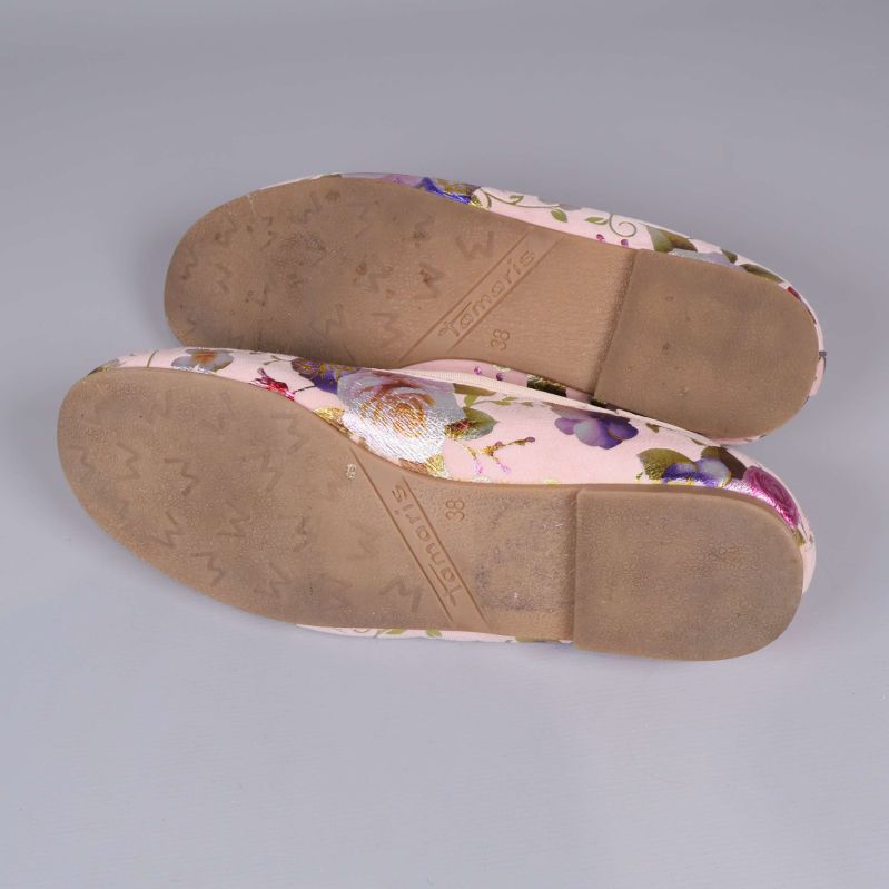 Sulorna på ballerinaskor i tyg med blommönster