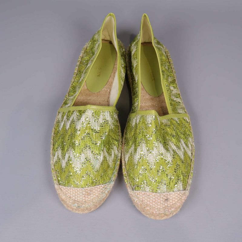 Espadriller uppifrån visar zickzackmönster i grönt och vitt