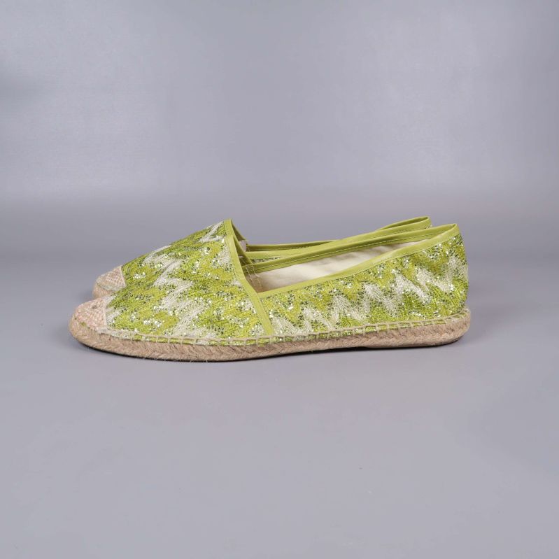 Sidovy av espadriller med grön mönstrad ovandel