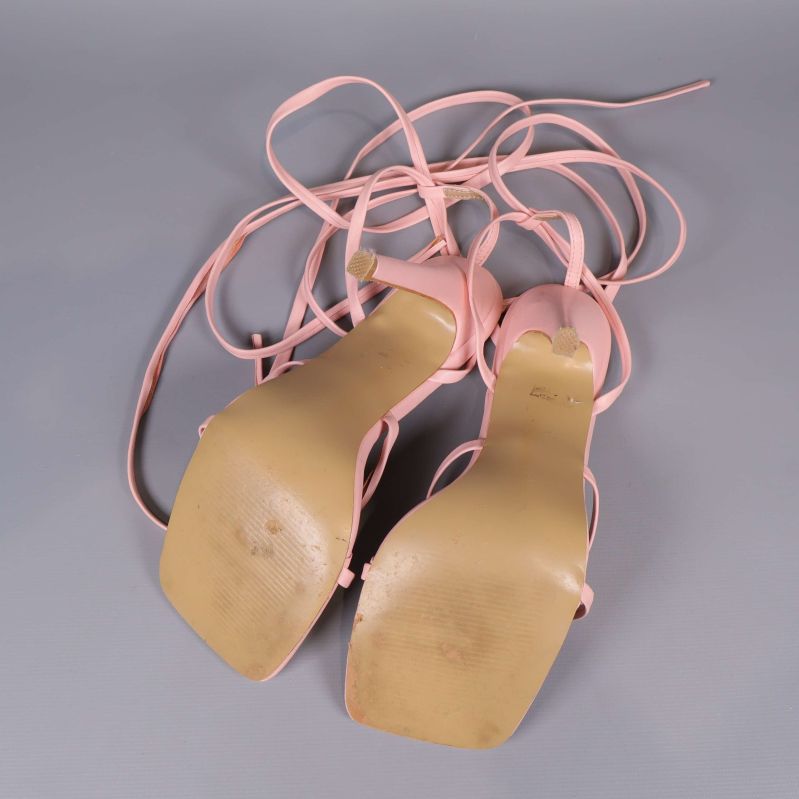 Sandaler upp och ner visar slitna sulor och remmar