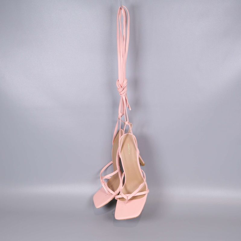 Sandaler hänger uppbundna i de långa snörena