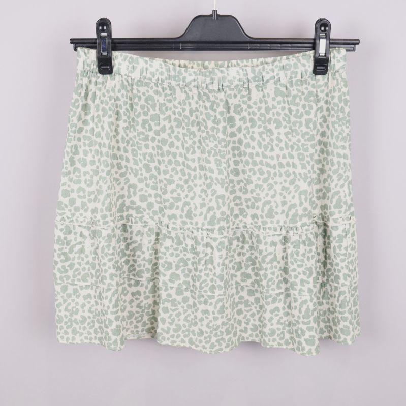 Framsida av grön leopardmönstrad kjol