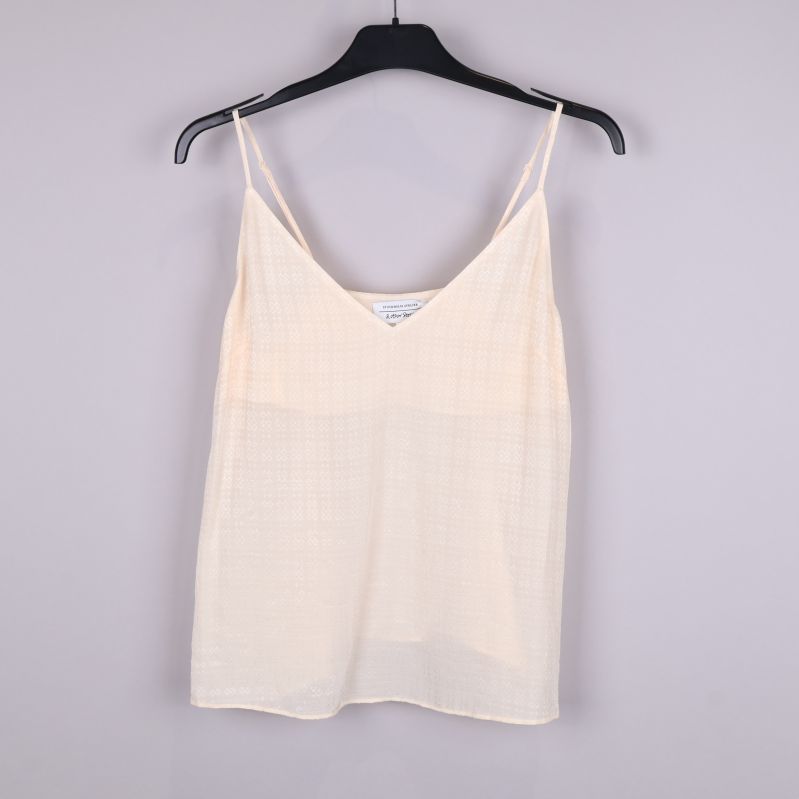 Framifrån av ljus beige topp