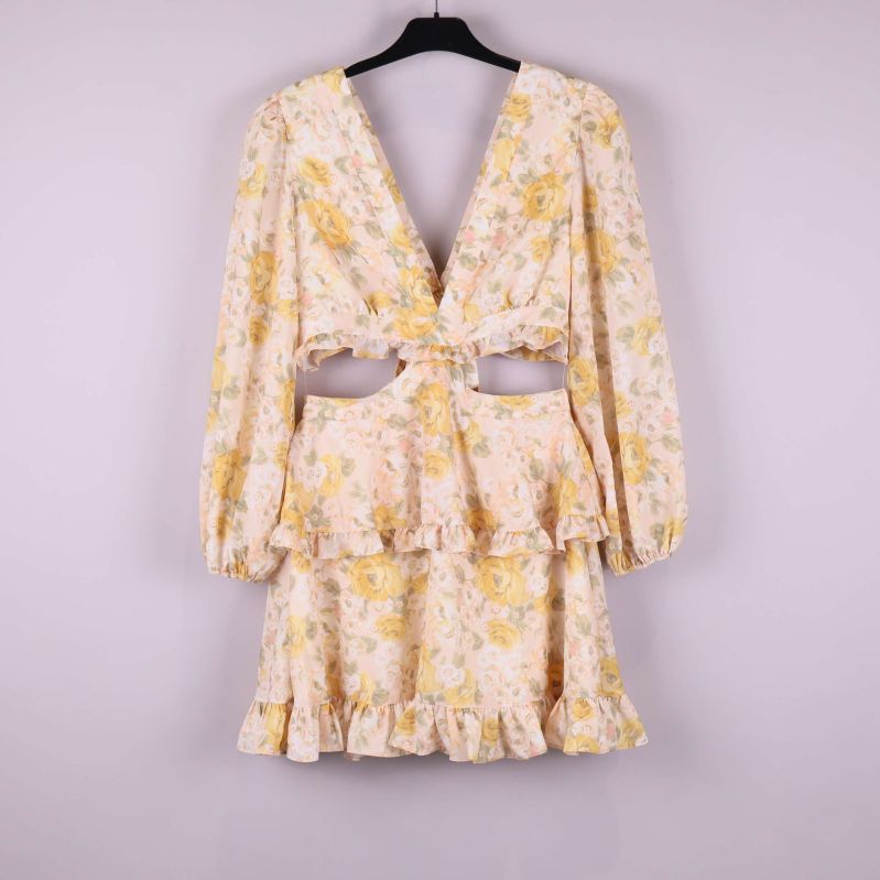 Blommig kort klänning med volanger och djup v-ringning